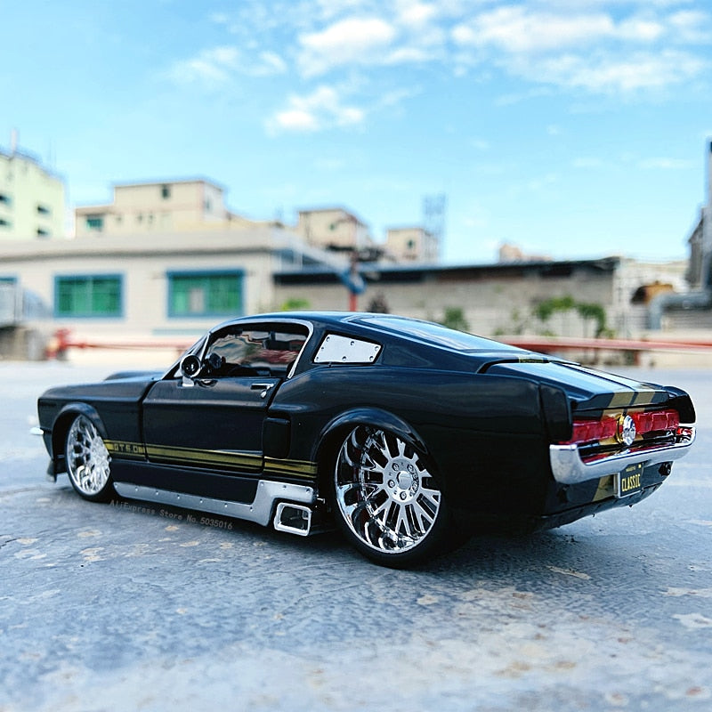 Maisto 1:24 1967 Ford