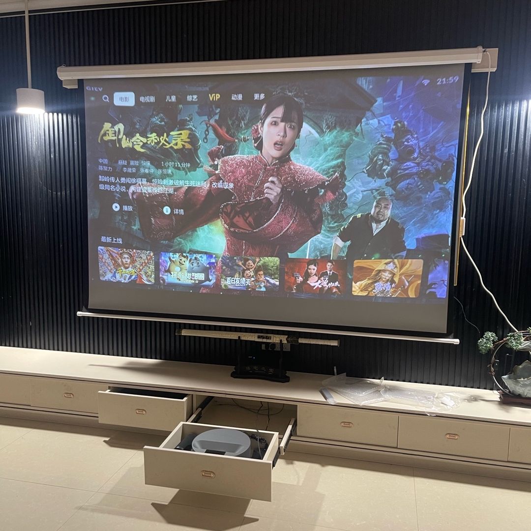 R1 Ultra Short Throw Projector